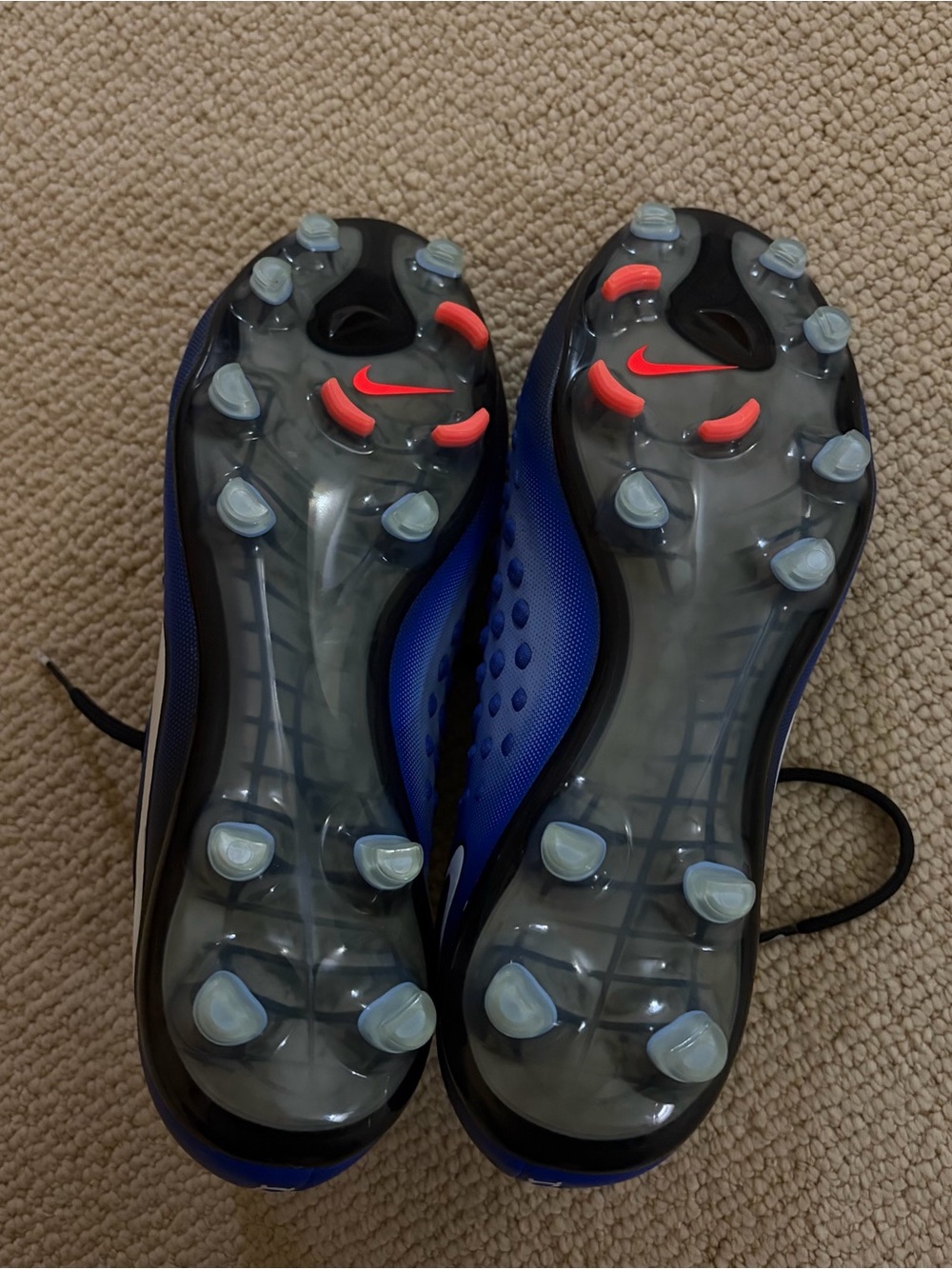NWOT 7.5 women’s cleats magista